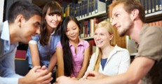 Studenten praten met elkaar