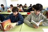 Leerlingen lezen een boek