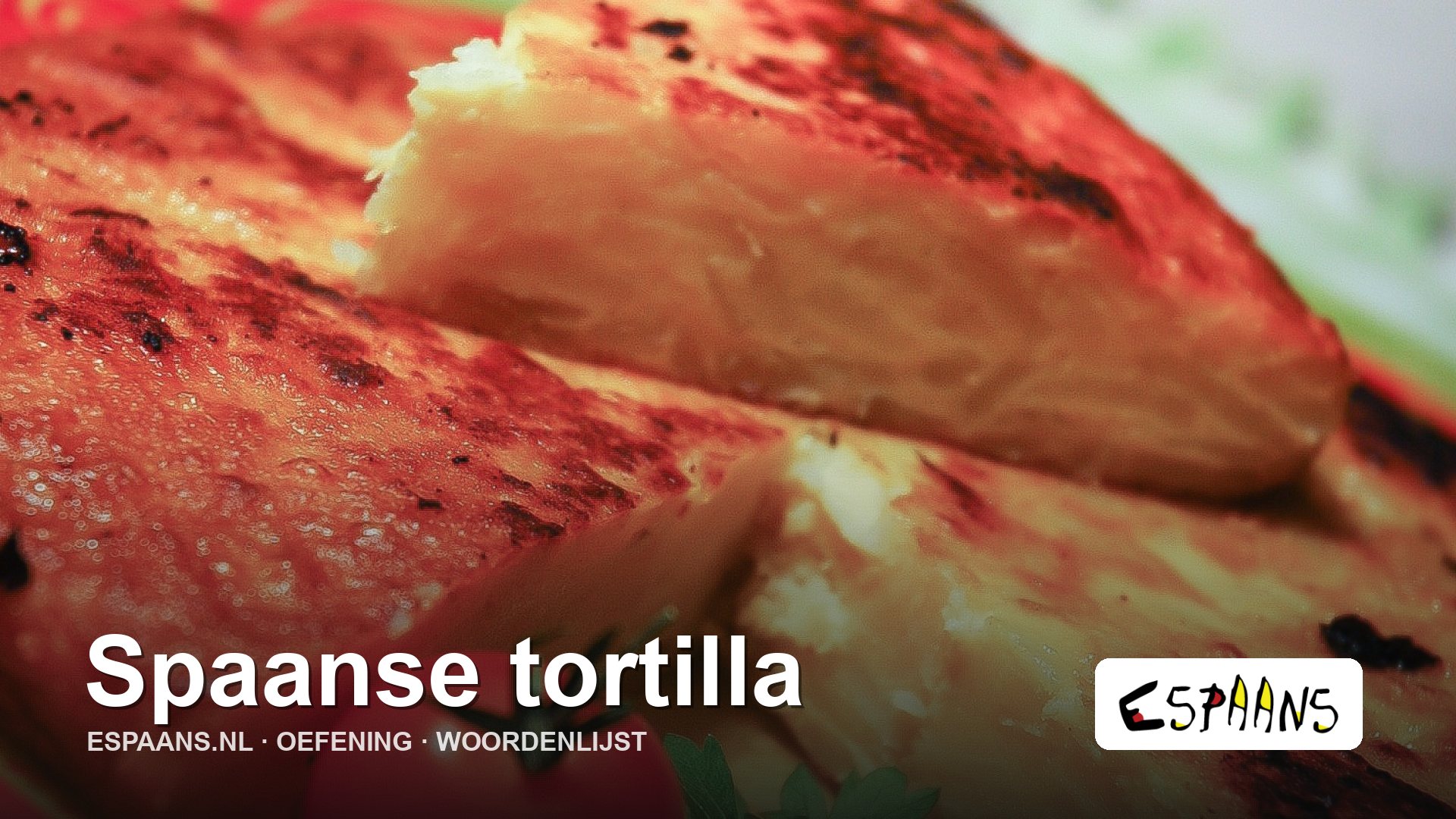 Punten Spaanse tortilla met een tomaatje en peterselie
